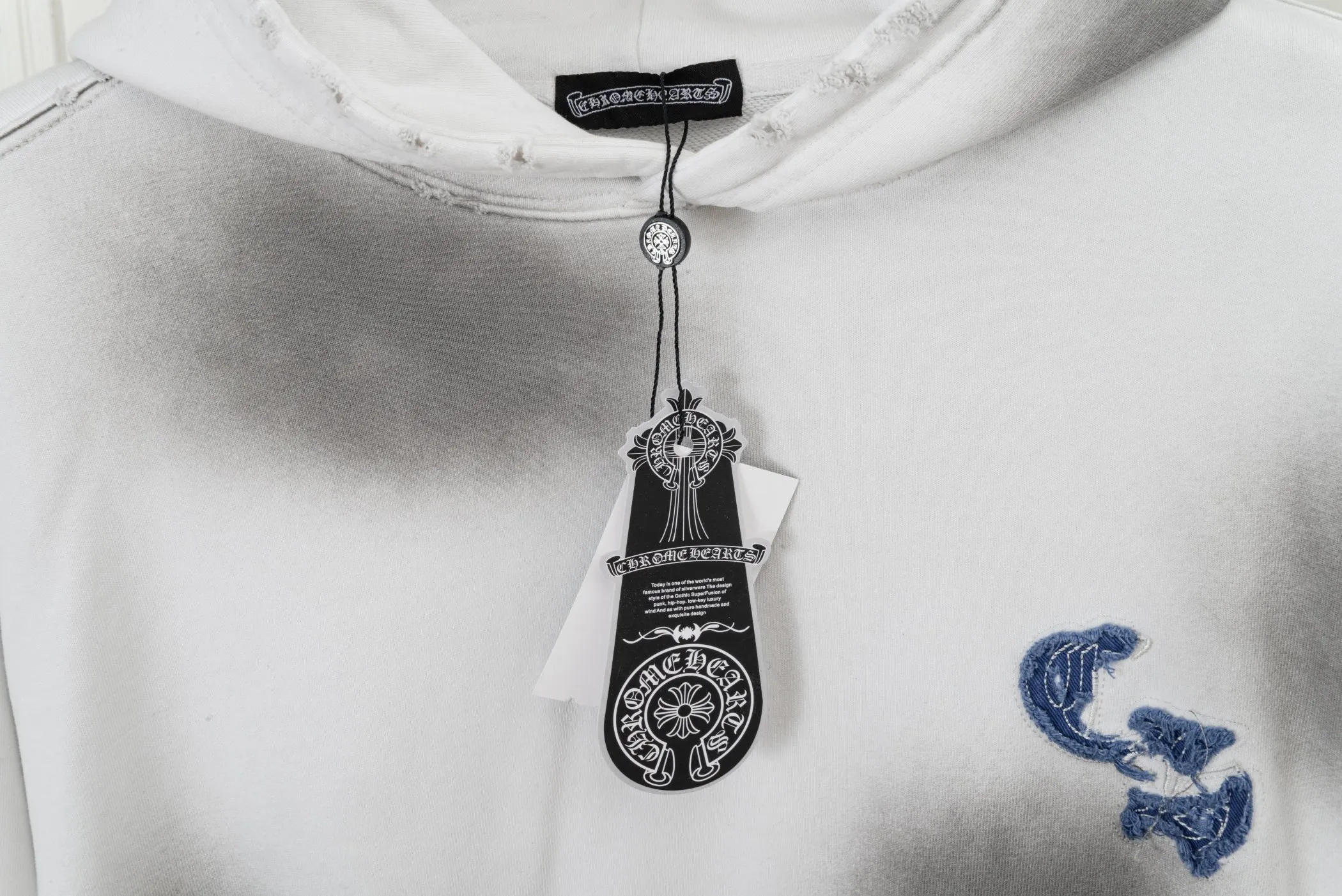 P310 CHROME HEARTS Hooded Sweatshirt - Size: XS, S, M, L - Color: Navy blue, white, black. Made of comfortable and skin-friendly fabrics, it feels unrestricted when worn. The details are finely crafted and the colors are harmonious. The back is embroidered with classic Crocodile heart elements, making it highly recognizable and trendy. Strictly controlled from material selection to production, it is a dazzling item that highlights personality and quality and interprets trendy attitude.